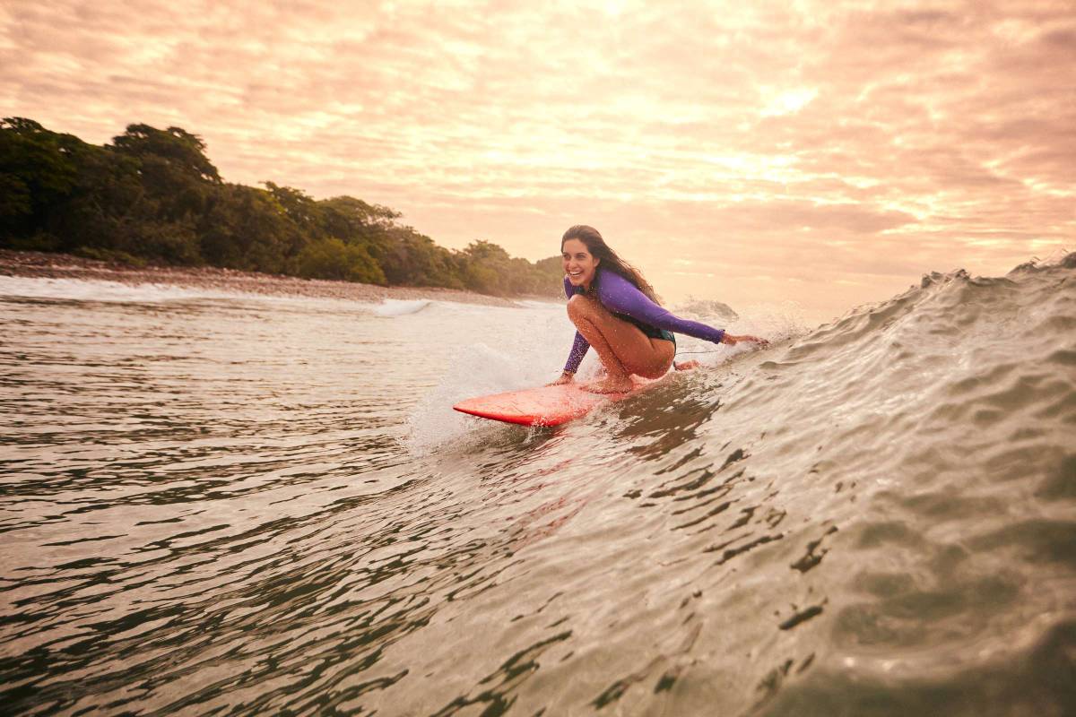 Eine Frau surft auf einer Welle