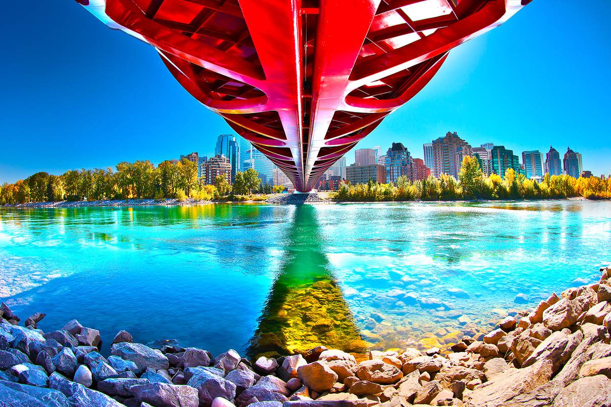 Eine rote Brücke über einem Fluss in Calgary