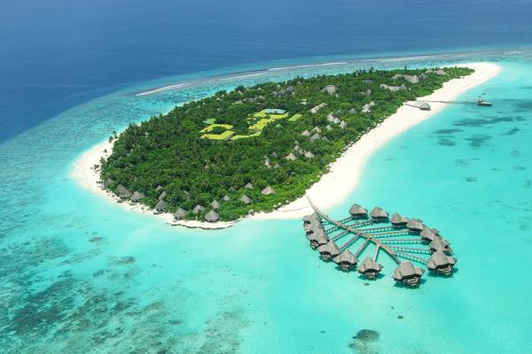 Eine Insel der Malediven in türkisblauem Wasser