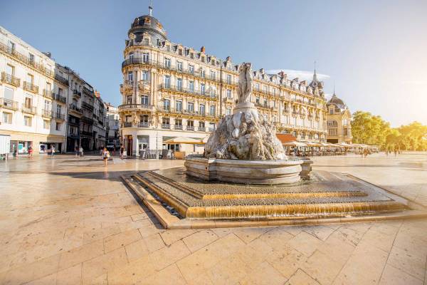 Ein zentraler Platz mit einer Statue in Montpellier