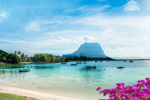 Blaues Wasser und ein Berg auf Mauritius