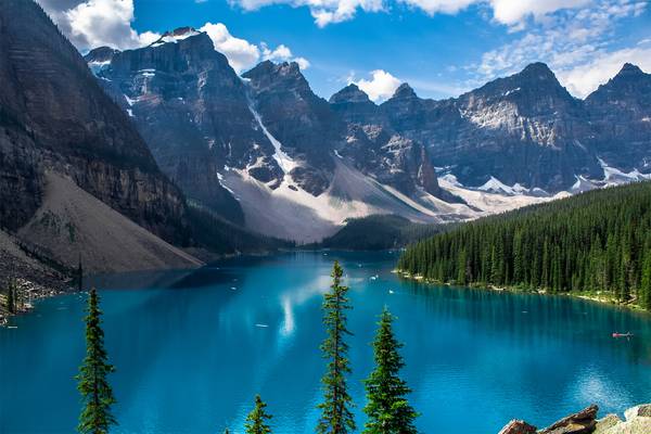 Ein blauer See vor schneebedeckten Bergen in Kanada