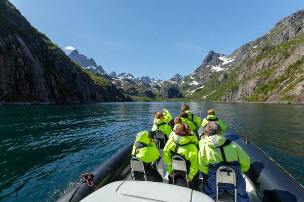 Personen machen Bootstour durch Trollfjord